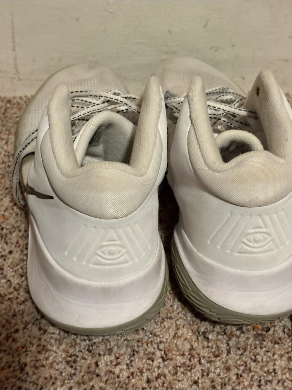 Nike Shoes Mens Size 10 White Kyrie Flytrap IV Basketball Mid Top Sneakers Sport